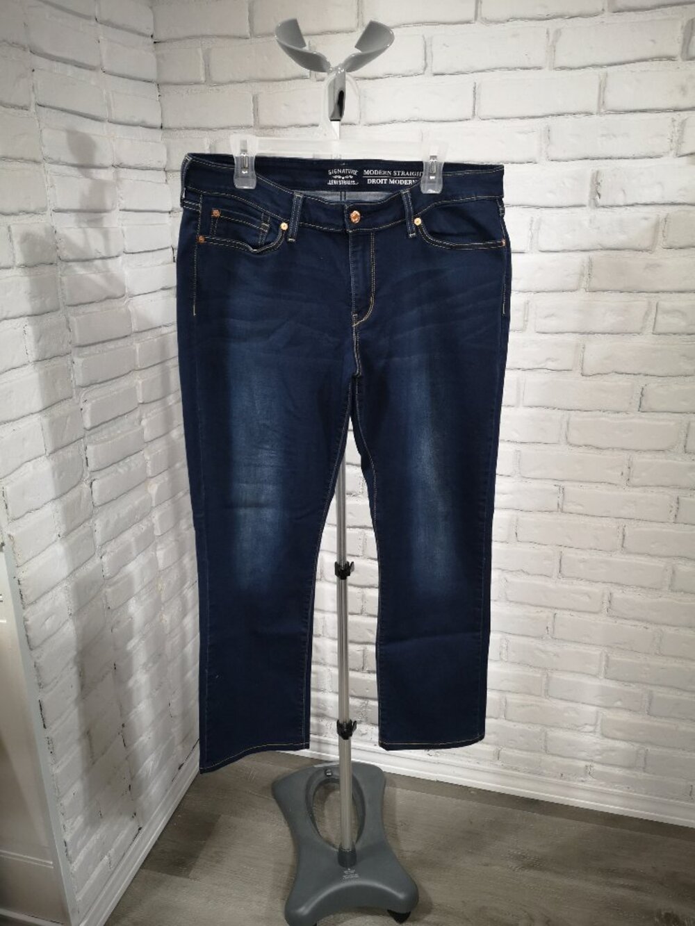 Signature Levi's Ladies Size 34/32 Dark Wash Modern Straight Fit Blue Jeans